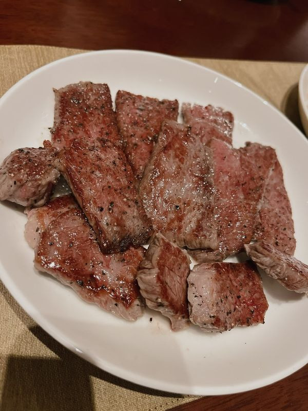 石垣牛のステーキをお部屋のキッチンで調理。食洗器もあるので片づけも楽チン / 1