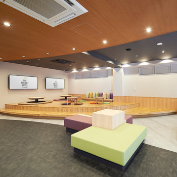 人の集まるラウンジでは異文化交流が楽しめるかも？3692100