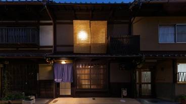 施設の正面 (日没後) / 2