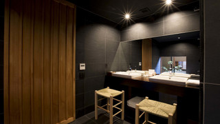 本館101:プライベートガーデン付デラックス クイーンベッド