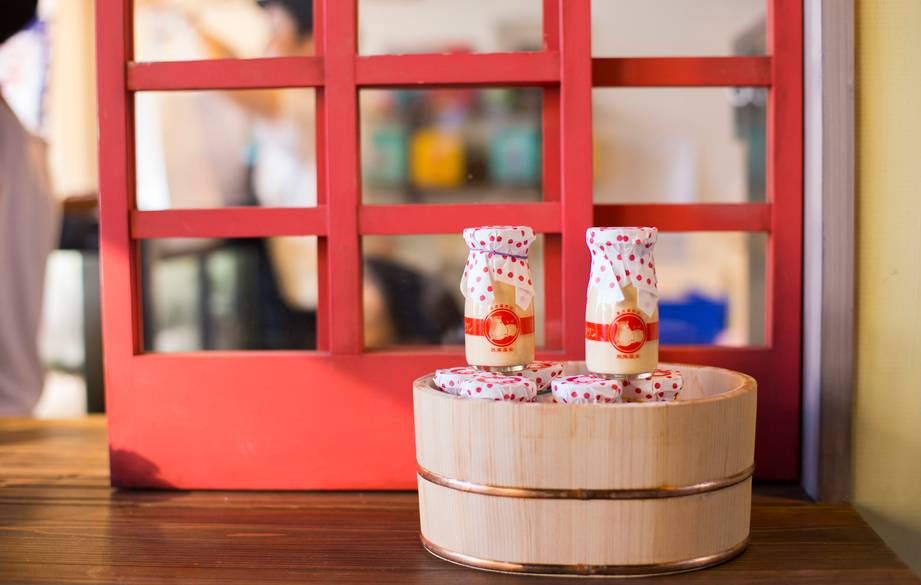 行列のできる人気店
「熱海プリン」へ☆ / 1