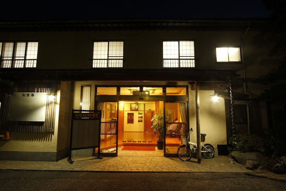 施設の正面 (日没後)