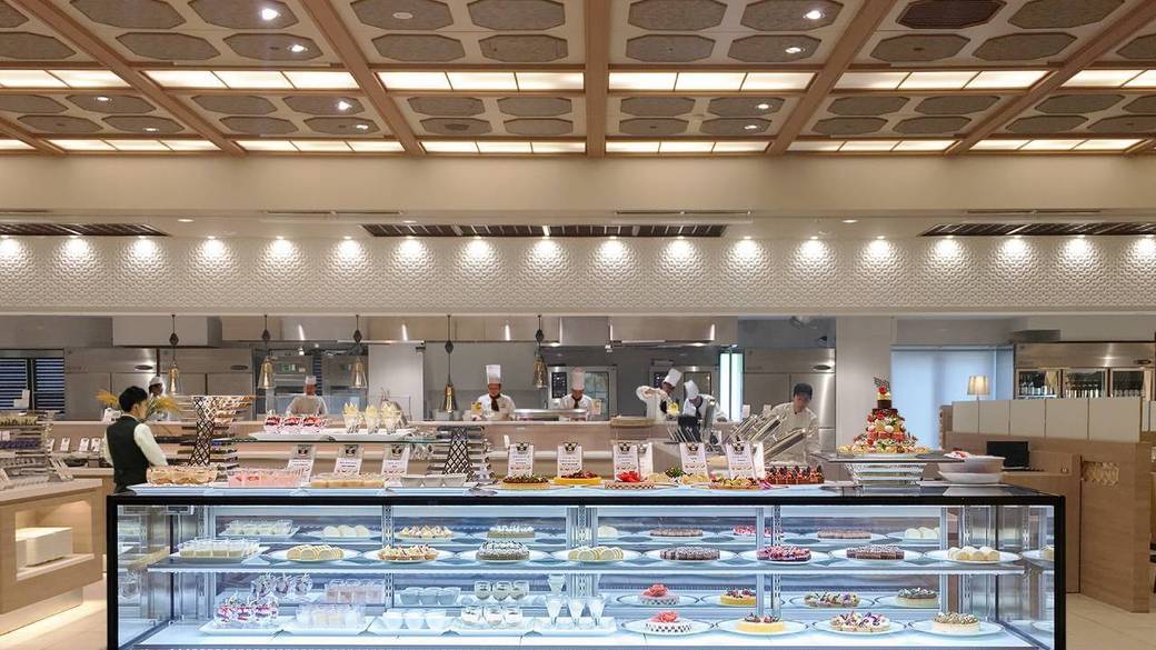 豪華ブッフェで
出来立てグルメを堪能 / 5