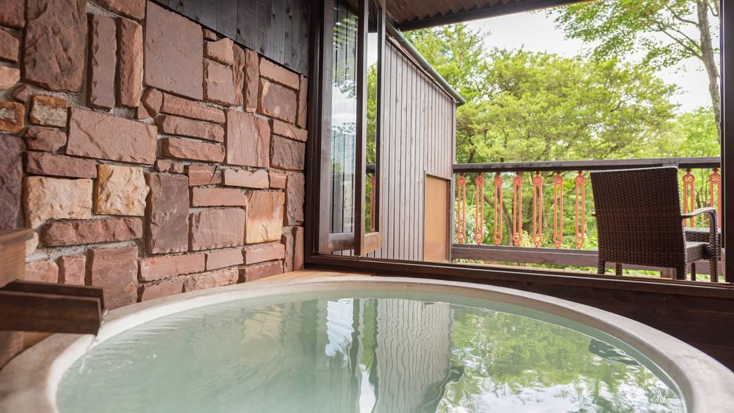 シャンパン片手に
客室露天風呂を堪能 / 4