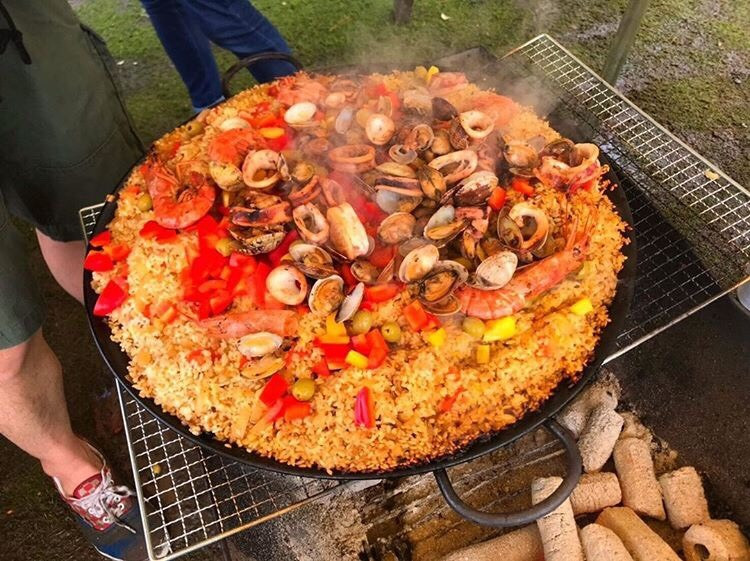 自分たちで用意した食材で作ったパエリヤ