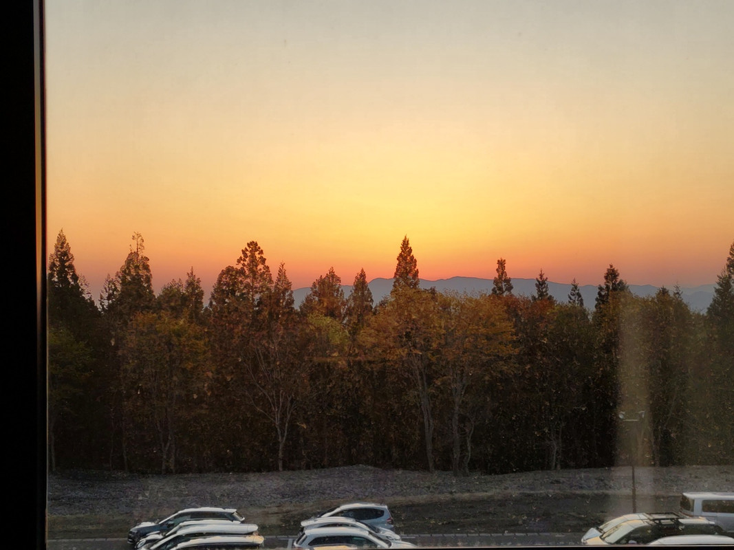 立つと駐車場景色だが朝日は綺麗これも微妙