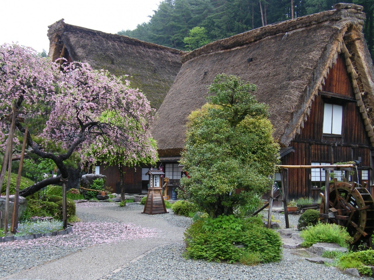 温泉街の散策も兼ねて合掌造りも楽しめる♪4089031