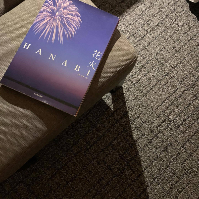 部屋に行く前に、本を一冊借りました。