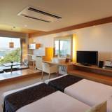 全室オーシャンビュー
温泉露天風呂で寛ぐ / 2