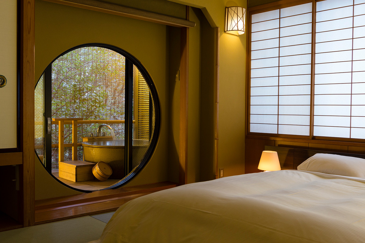 本館 陶器の露天風呂付き客室