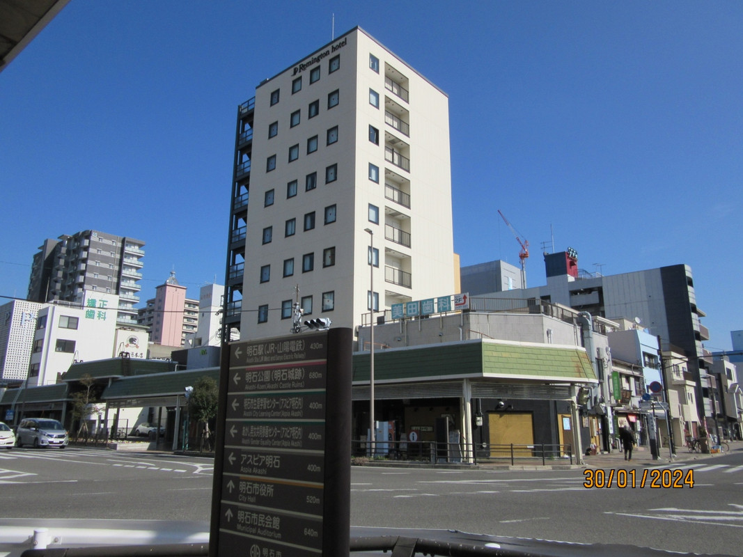 大通り沿いのホテルの外観。