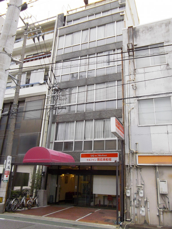 昭和の安っぽい外観の宿