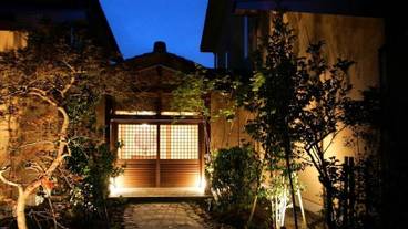 施設の正面 (日没後) / 1