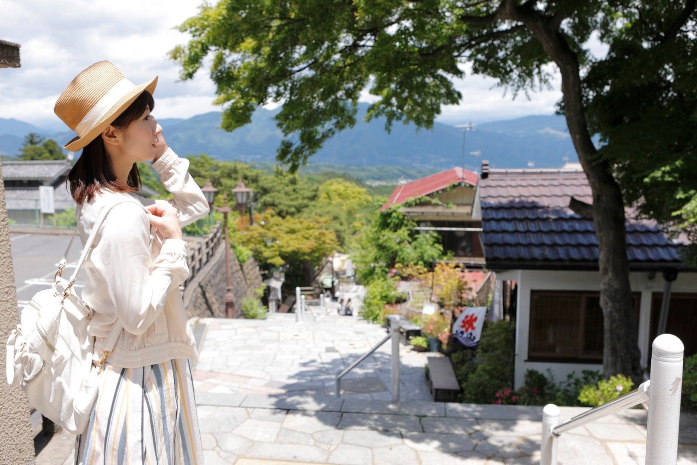 伊香保を楽しむ若い女性