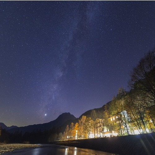 ホテルの外観と星空