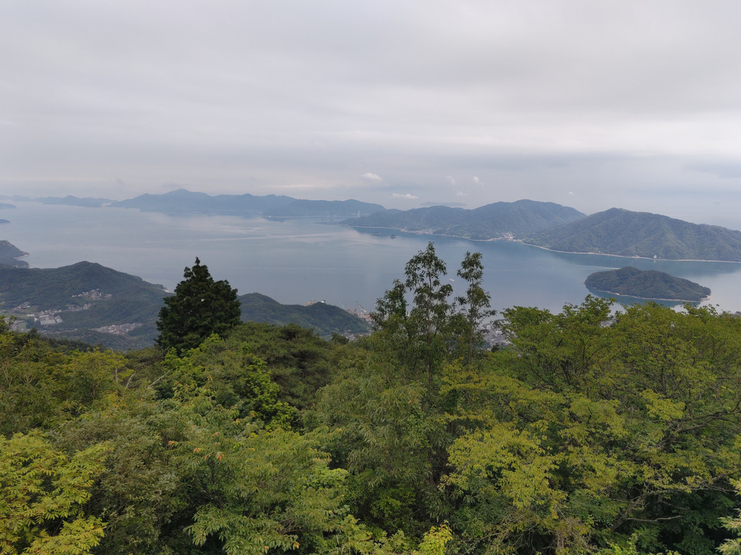 ロッジから車で数分のかぶと岩展望台からみる瀬戸内海。