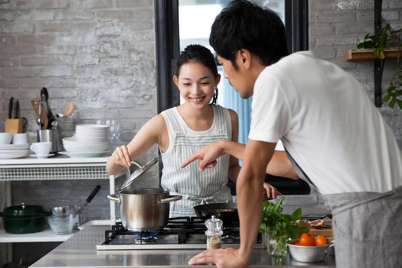 料理をするカップル