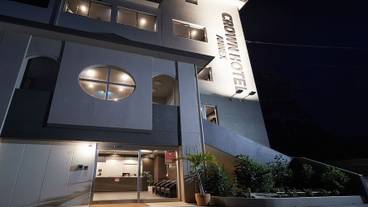 施設の正面 (日没後) / 2