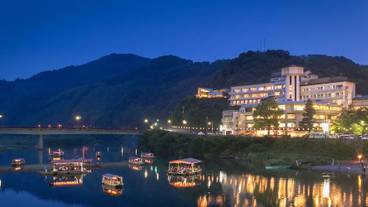 施設の正面 (日没後) / 1