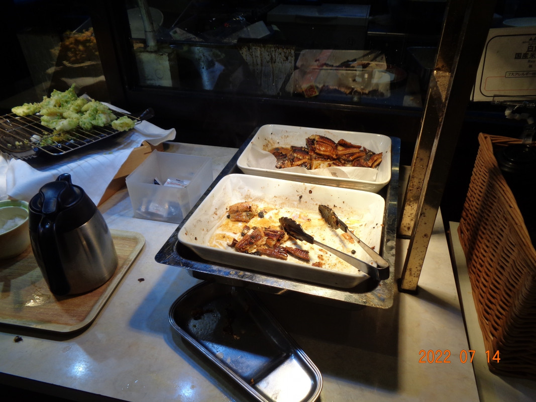 焼き立てのウナギは人気あり。