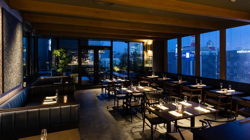 ディナータイムは
煌めく夜の銀座を楽しむ / 1