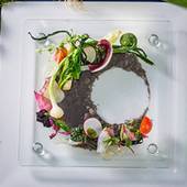HOTEL　SETRE（ホテルセトレ神戸・舞子）（兵庫県 リゾートホテル）：「DINING ROOM IN THE MAIKO」の夕食コース一例。淡路島や播磨の恵み“タカラモノ”をテーマにしたフルコースをいただける。 / 3