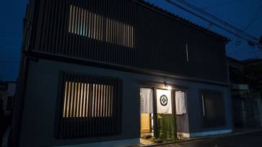 施設の正面 (日没後) / 3