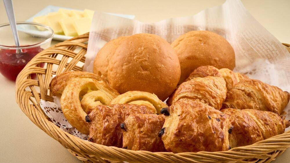 朝食 焼きたてパン / 3