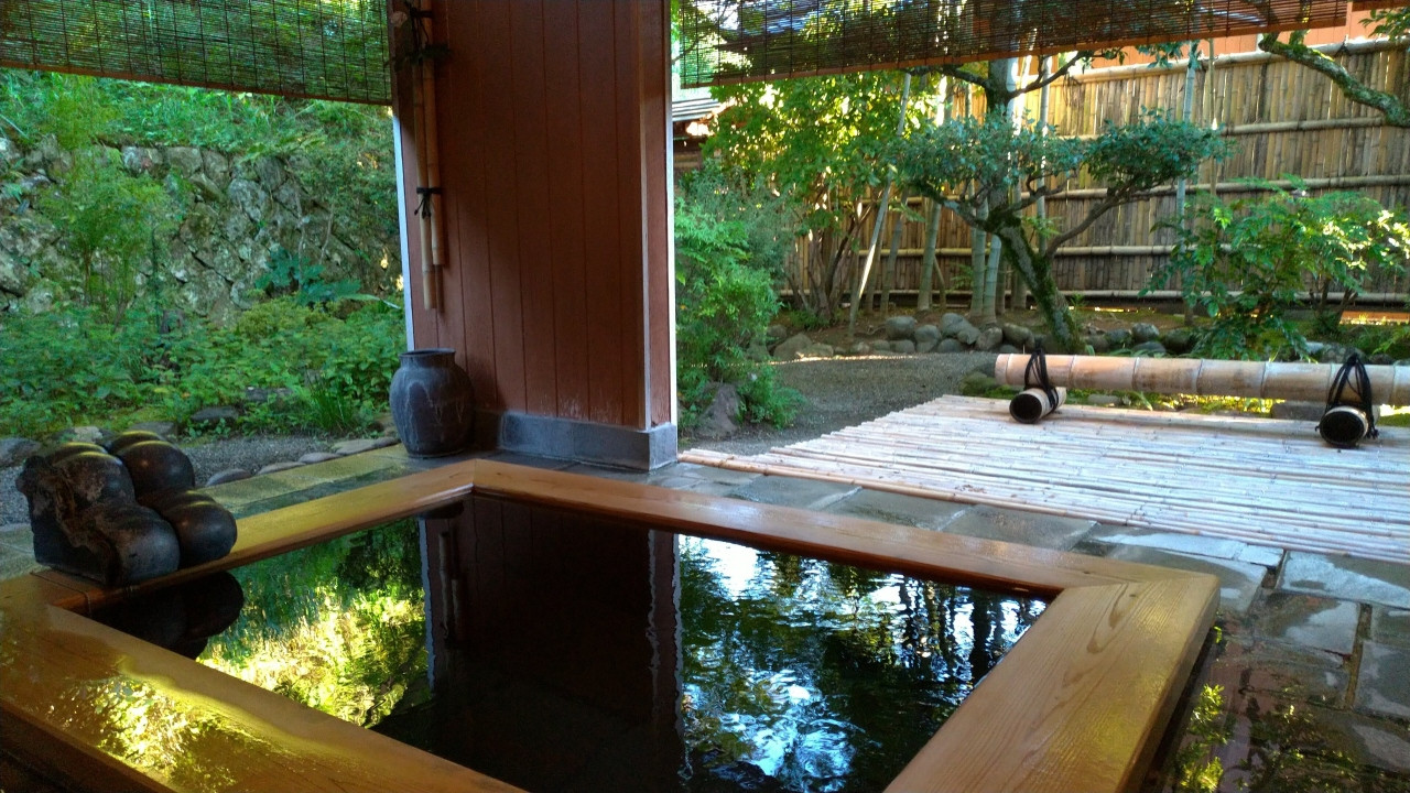 露天風呂は雰囲気ある。庭の手入れもよい