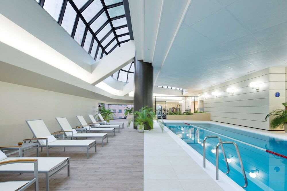 自然光が射しこむ心地よさが魅力のプール3450458