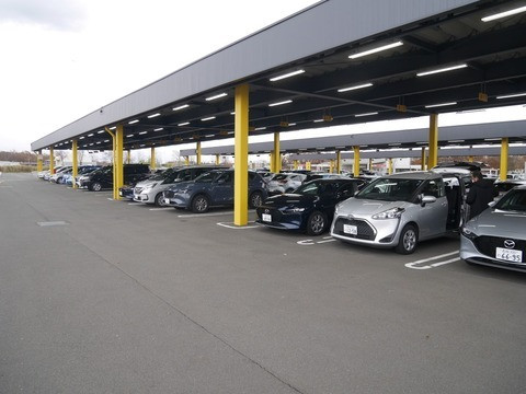 新千歳空港にあるレンタカーショップ。数社あるが、ハイシーズンに行くなら早めの予約がおすすめ / 2