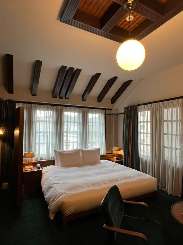 かつて客間として使われていた、既存棟のスーペリアキング(サウス)。カラフルな泰山タイルや、天井装飾は当時のまま。タイルの配色と合わせたカーテンが印象的 / 2