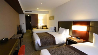 デラックス ルーム シングルベッド 3 台 喫煙可