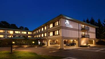 施設の正面 (日没後) / 1