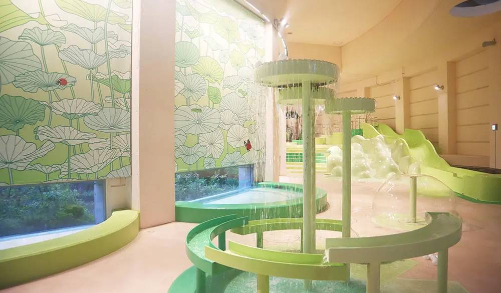 0歳からプールデビューができるキッズエリアも。浅瀬のプールや水のトンネル、足元から水が飛び出る噴水など、ちょっとした遊具に子供たちも大喜び♪