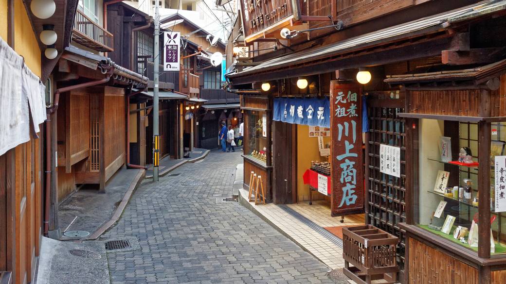 情緒ある街並みをぶらり
温泉街を散策 / 1