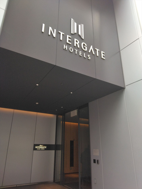 建物が大きいわりに入口が狭くて変な位置なので少し見つけにくい