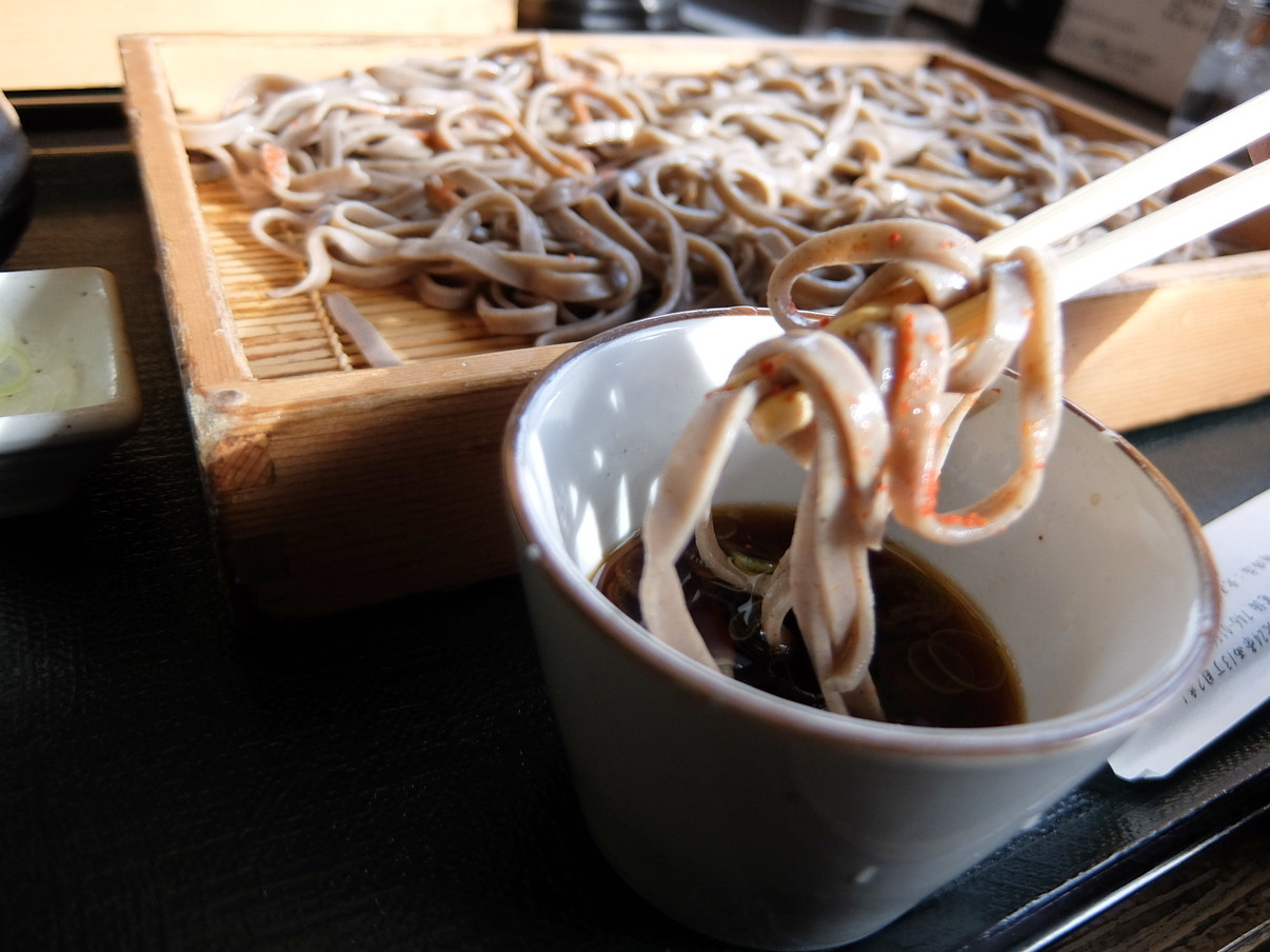 「板そば なみ喜」料理 779829 板そば　一味振掛けでいただきます
