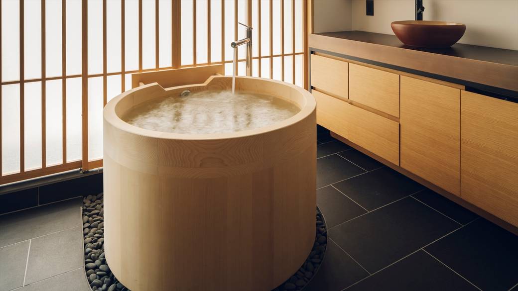 檜葉風呂で
優雅にリラックス / 1