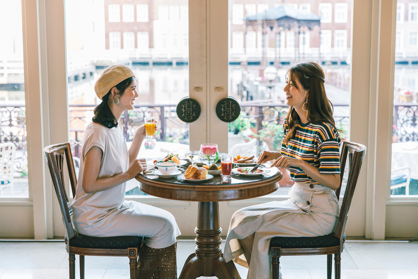 優雅な朝食と爽やかな陽の光で、心満たされる特別な朝1891574