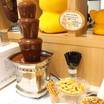 チョコ無しパイの実をチョコレートファウンテンにくぐらせて！