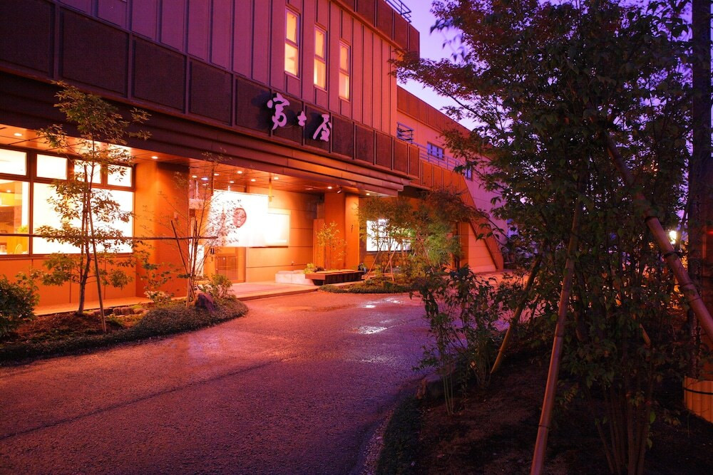 施設の正面 (日没後)