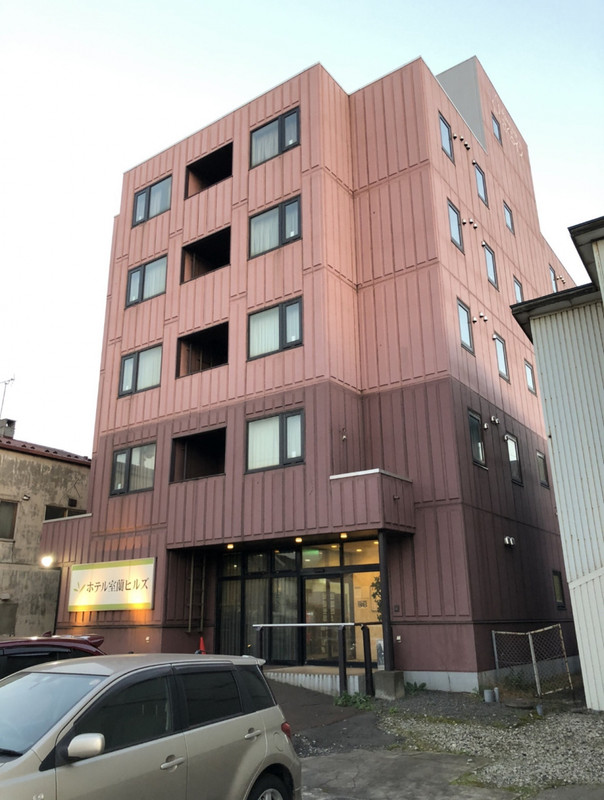 飲み屋街と住宅地の中に現れるホテル・・・