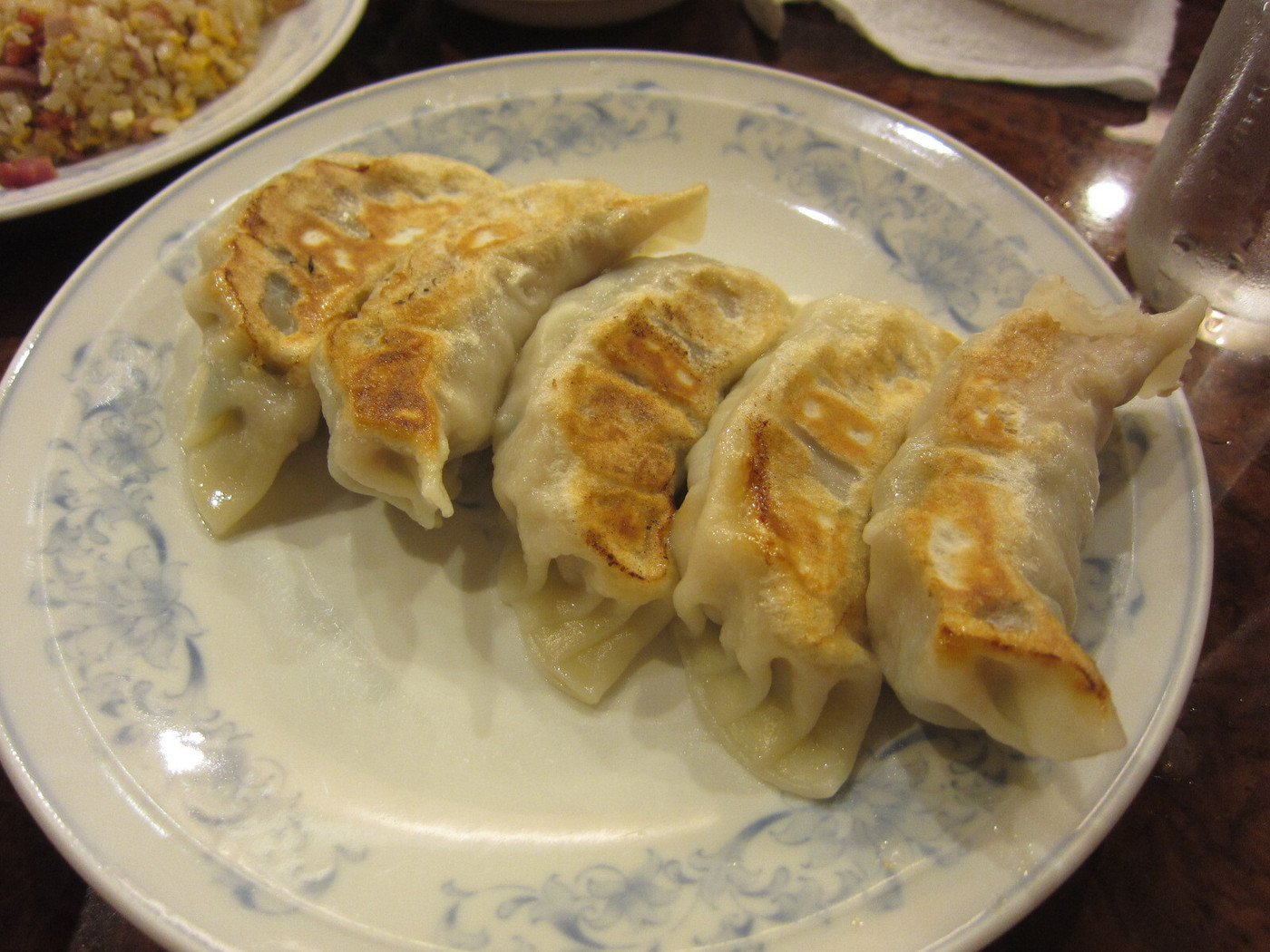 「慶福楼 市場通り店」料理 784806 餃子とチャーハンセットの餃子。大ぶりで中の肉がジューシーで絶品！