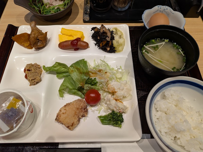 朝食会場はかなり狭い