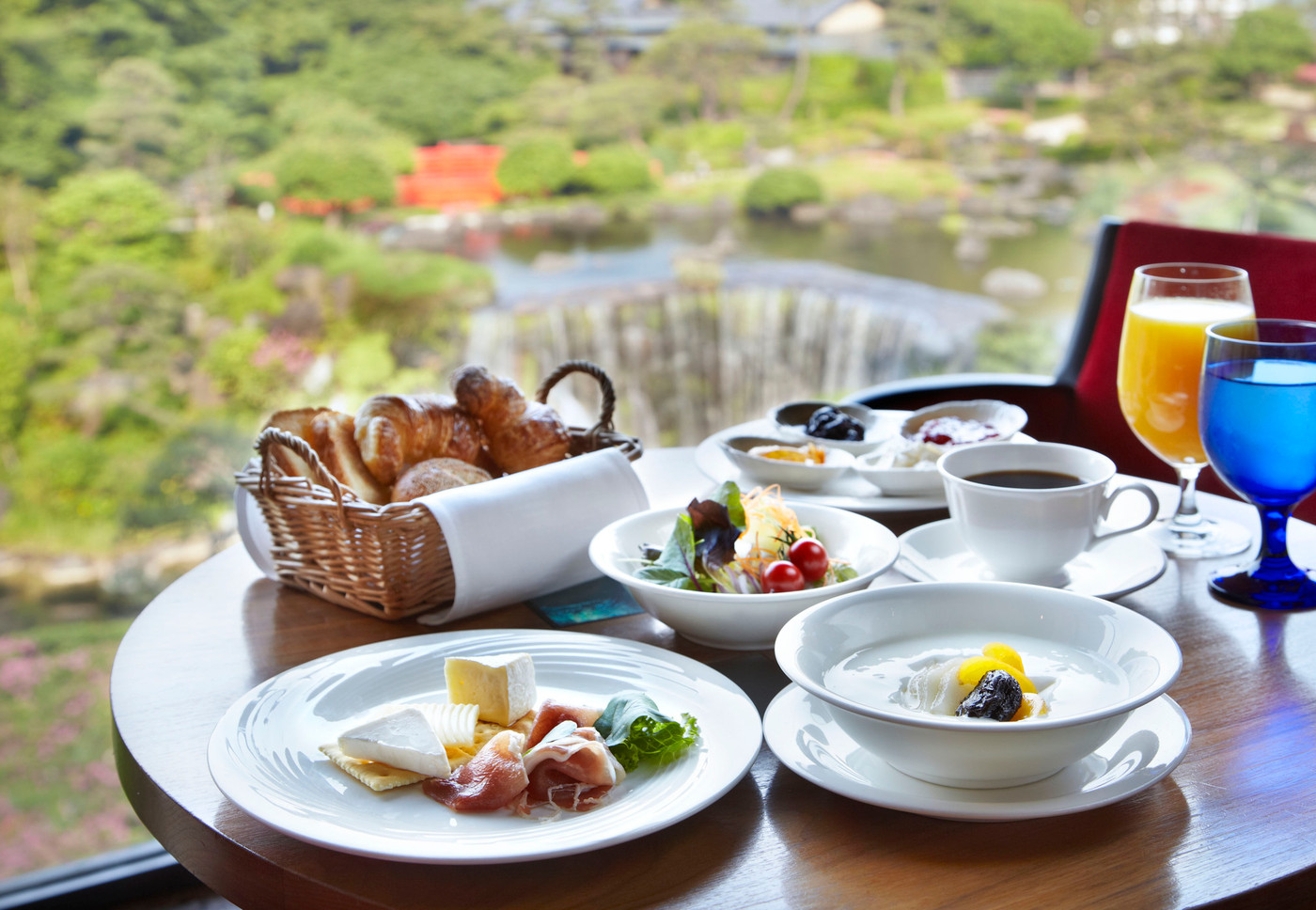 「ピエール・エルメ・パリ」の焼き立てパンが食べ放題で楽しめます◎4274239