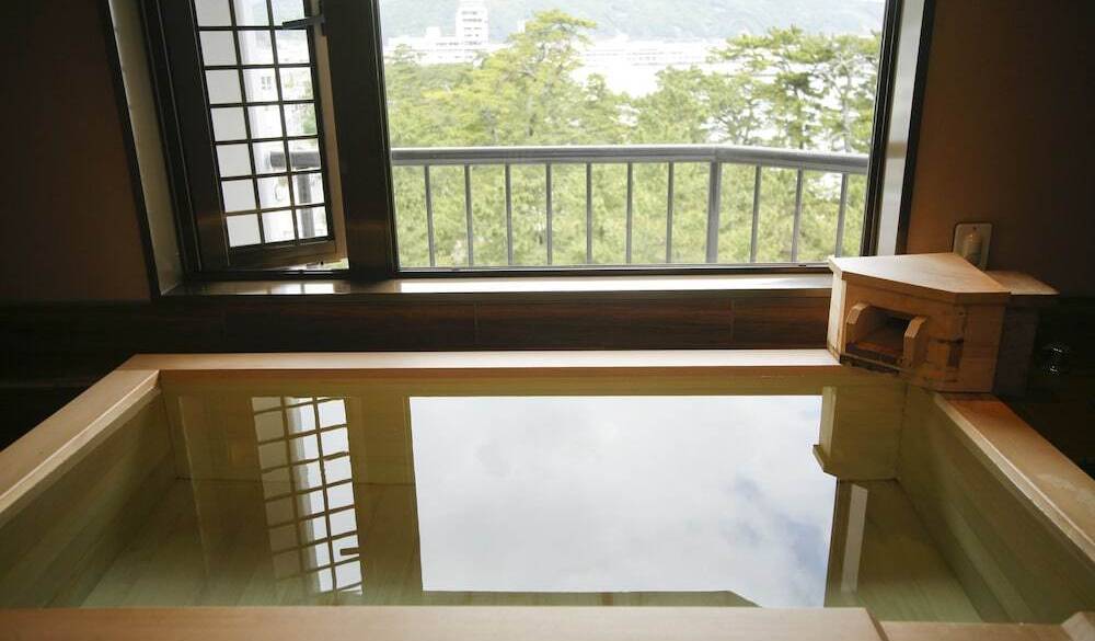 和み　展望檜風呂付特別室A風呂 / 2