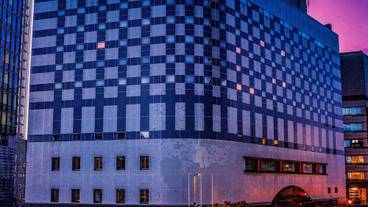 施設の正面 (日没後) / 4