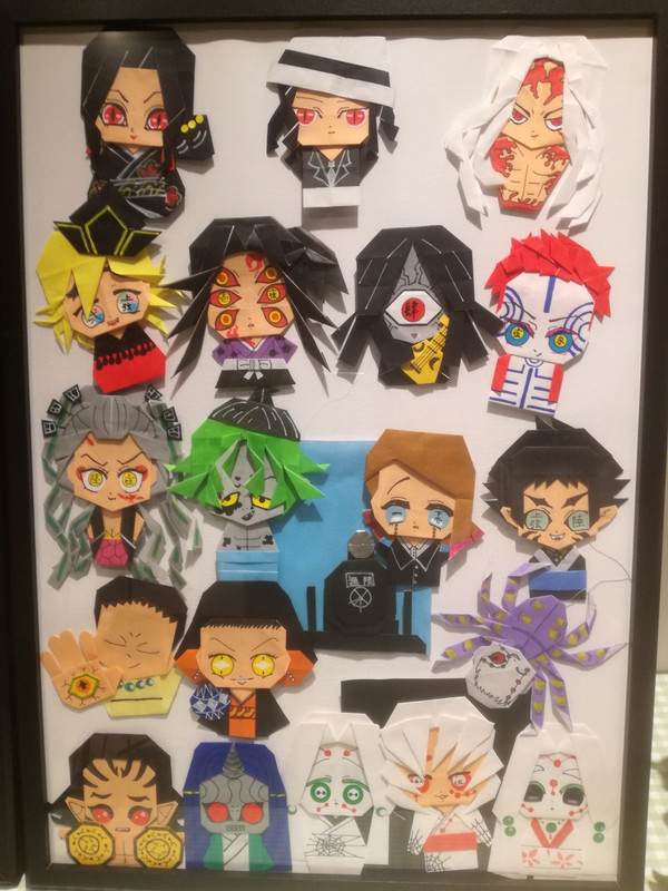 カフェスペースに展示してある「鬼滅の刃」の折り紙作品