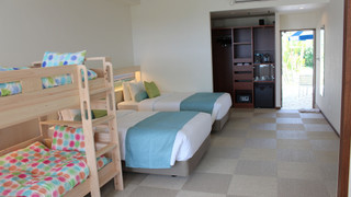 ファミリー ルーム ベッド (複数台) パーシャル オーシャン ビュー